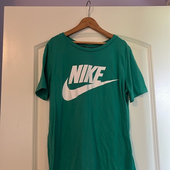 Women’s Nike tee - Picture 1 of 3